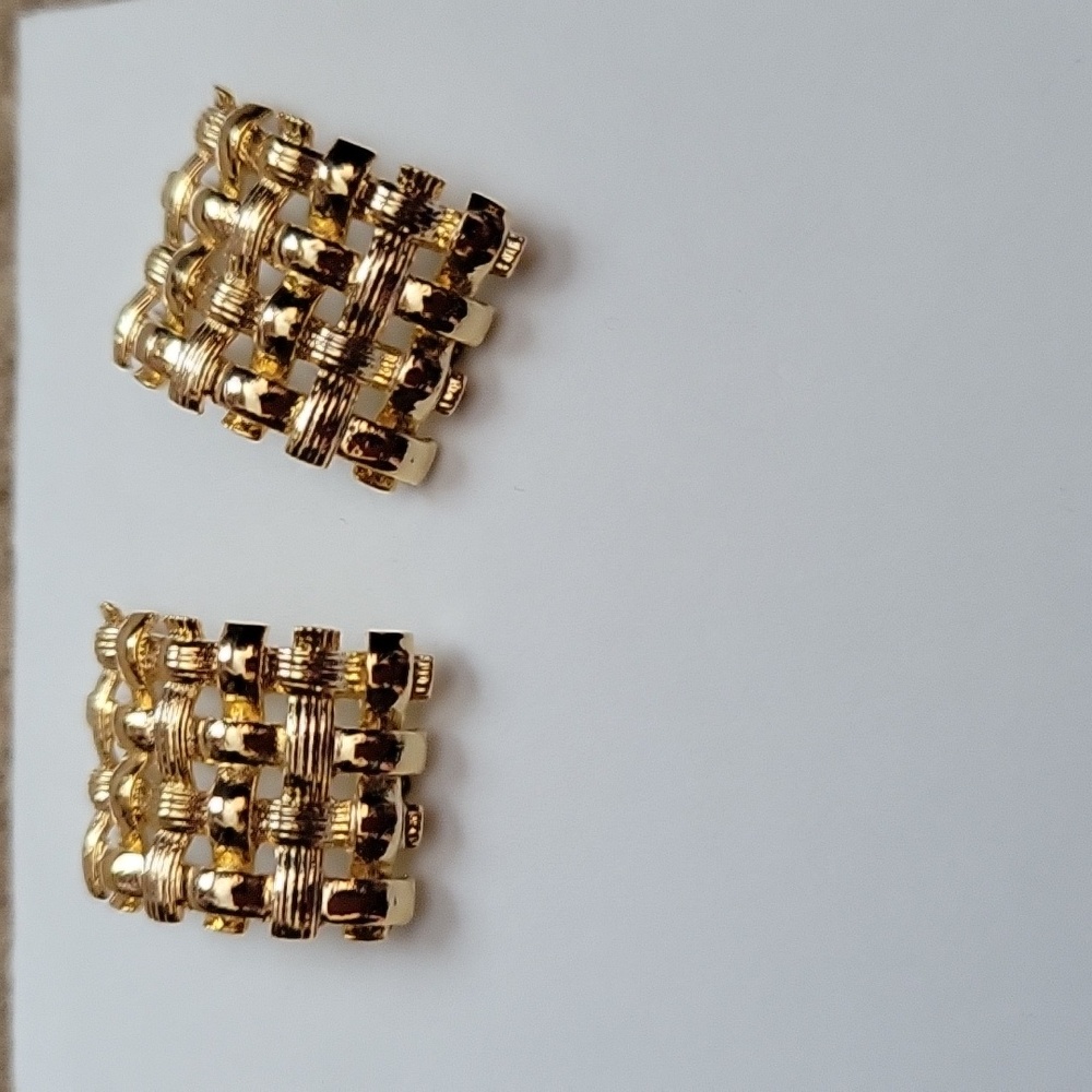 Gold Tone Earrings Criss Cross Textured Basketweave New - Picture 2 of 4